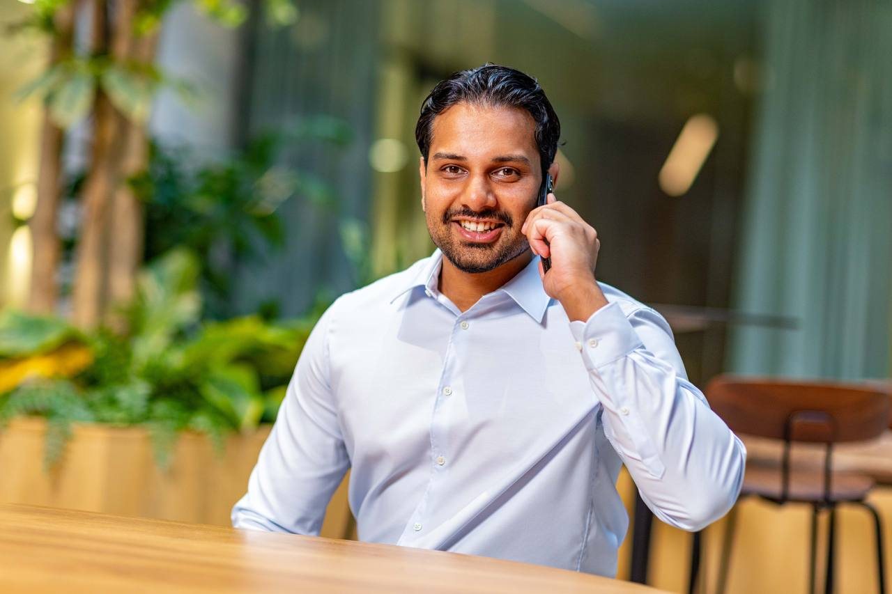 Ashwin Mohan van Nano Web aan de telefoon