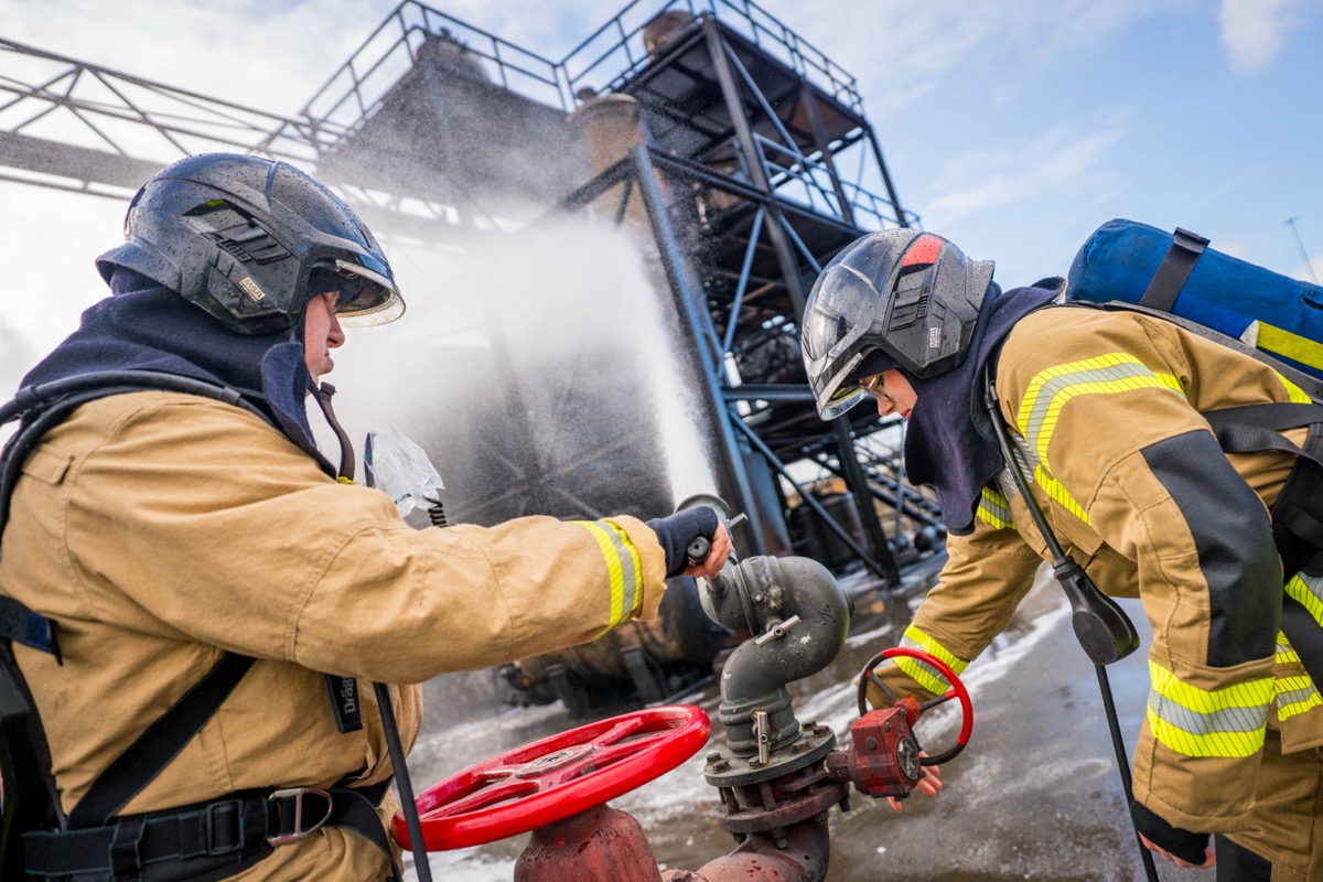 Brandweerlieden in actie bij oefening