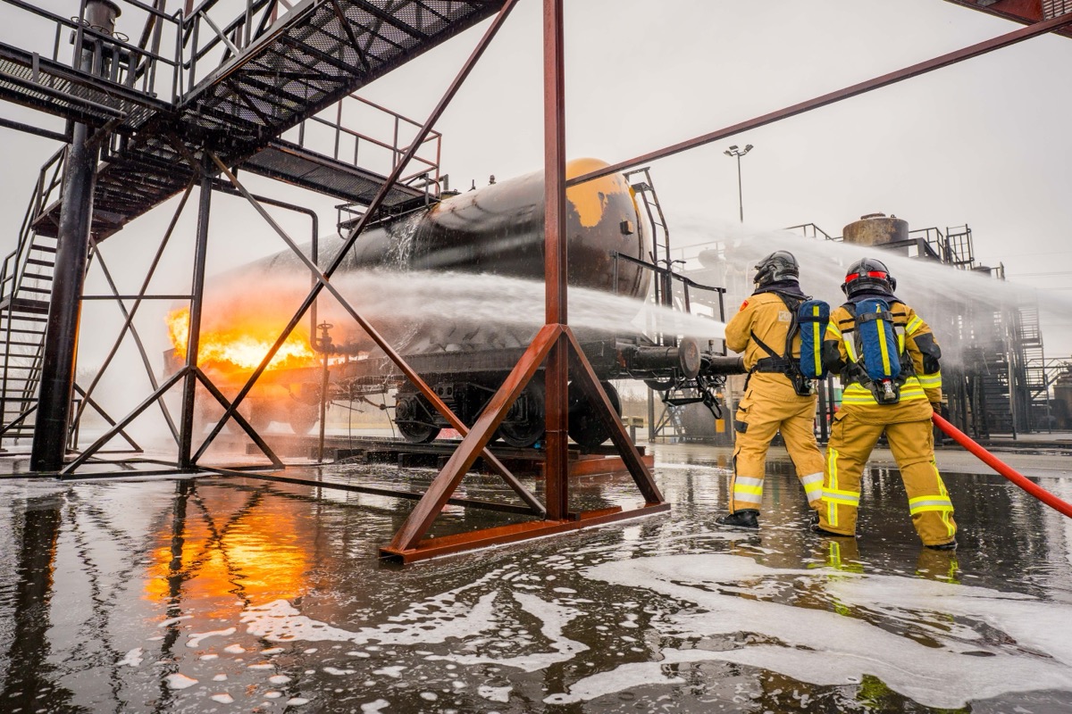 Brandweertraining met industriële installatie