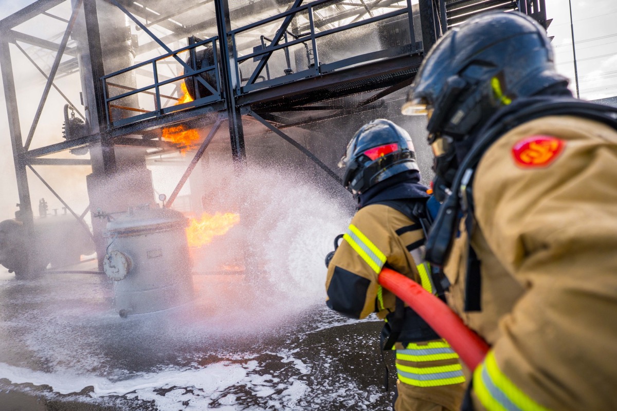 Blustraining bij industrieel complex