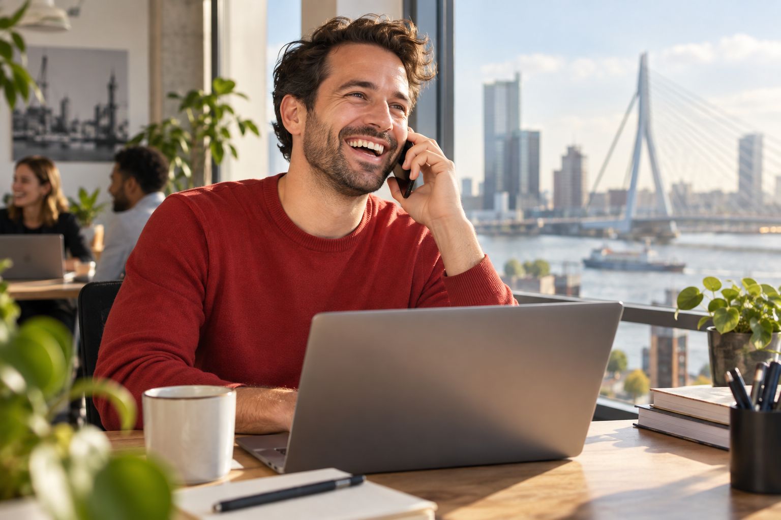 Medewerker van Nano Web aan de telefoon