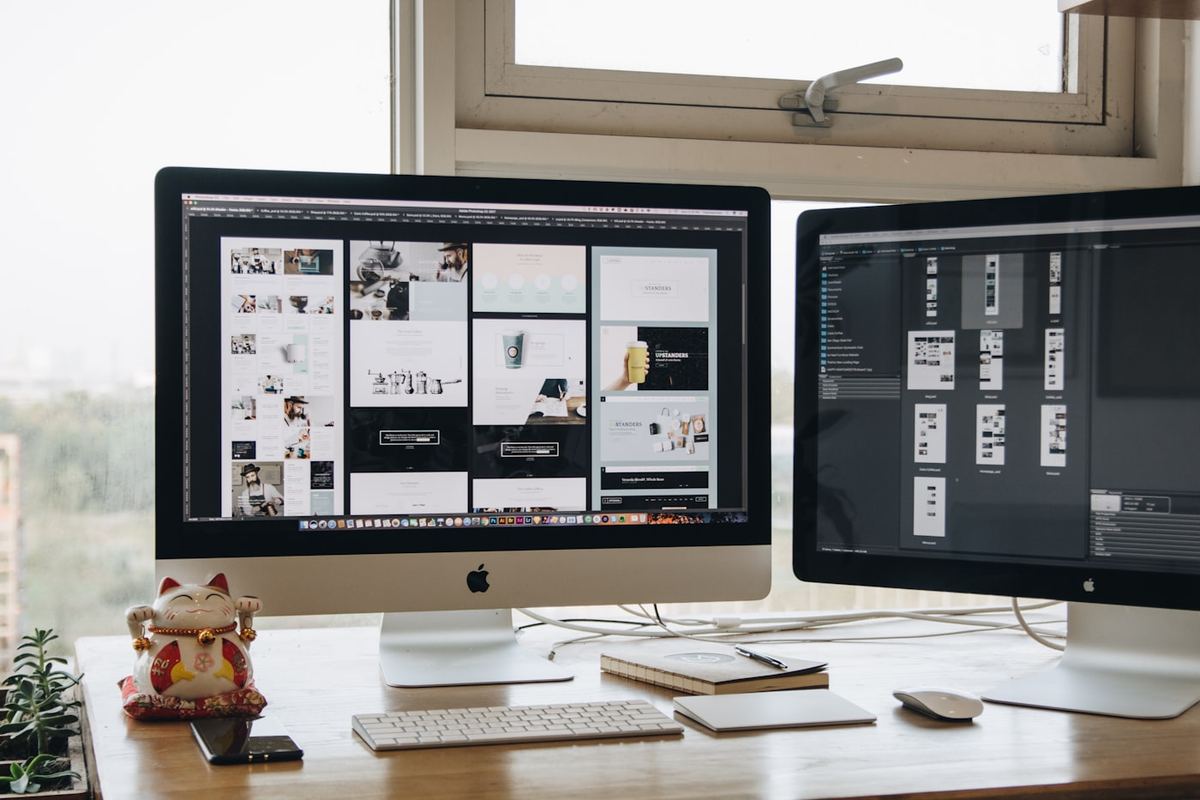 Werkplek met een nieuw websiteontwerp op het scherm