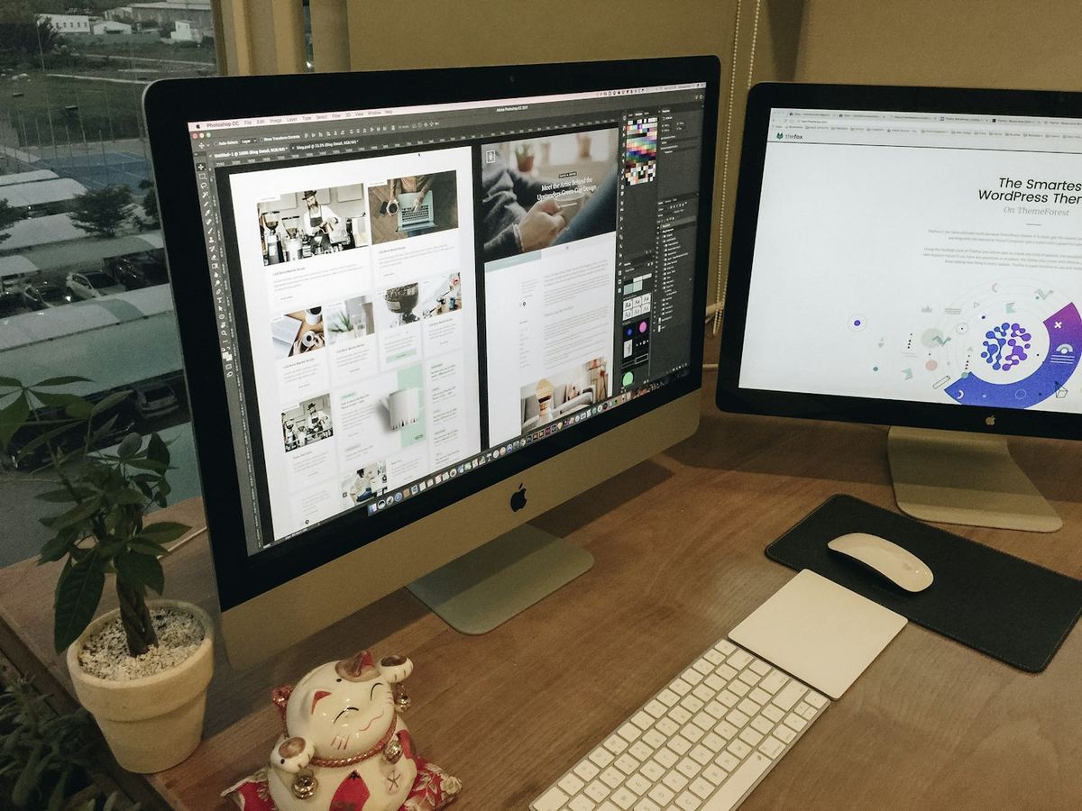Ontwerpwerk aan een website op het scherm