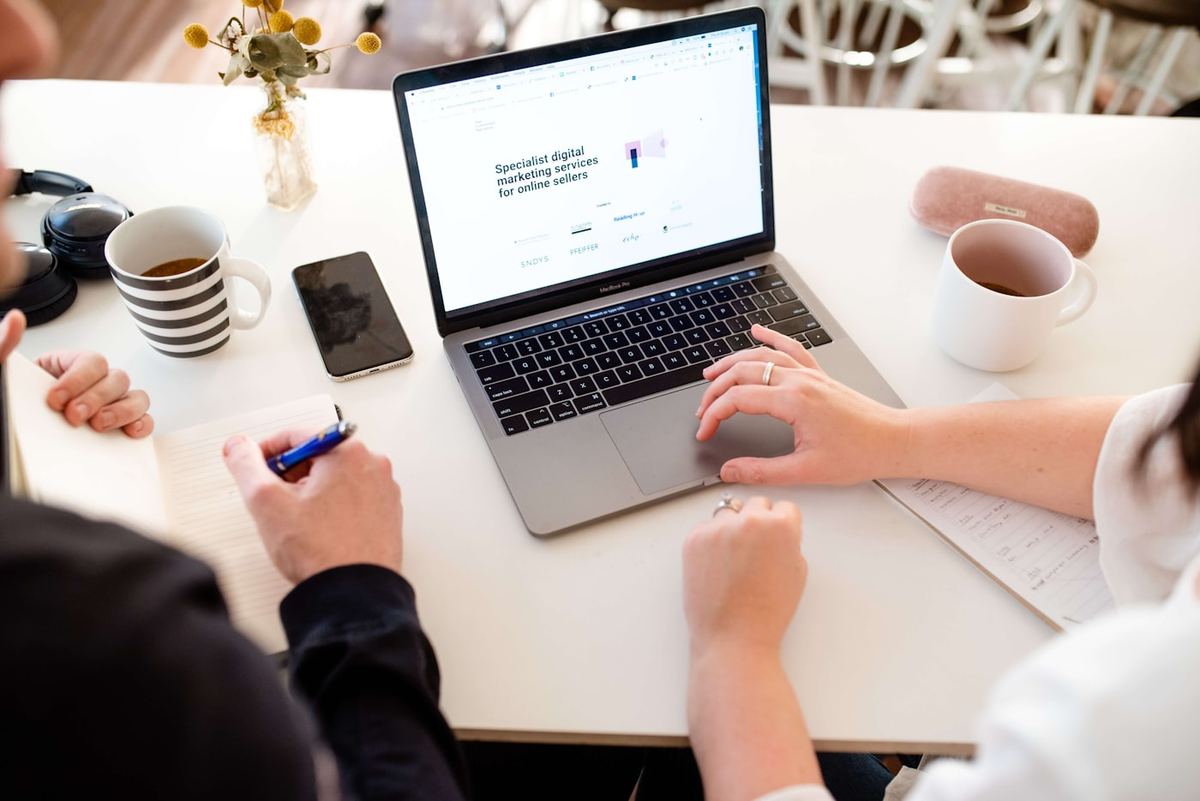 Ontwerpwerk aan een website op het scherm
