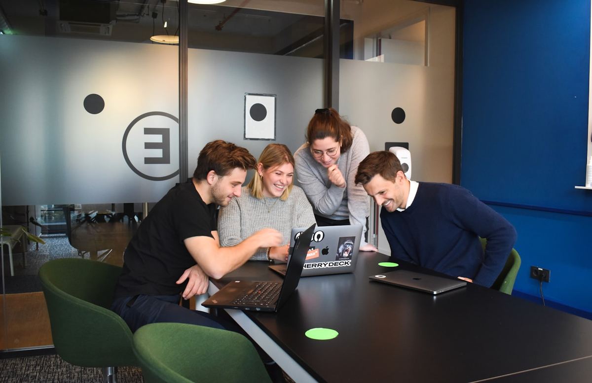 Overleg aan tafel over een nieuwe website