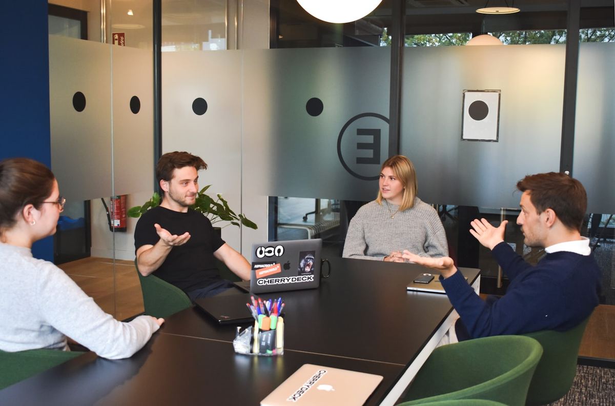 Overleg aan tafel over welke taken de agent overneemt