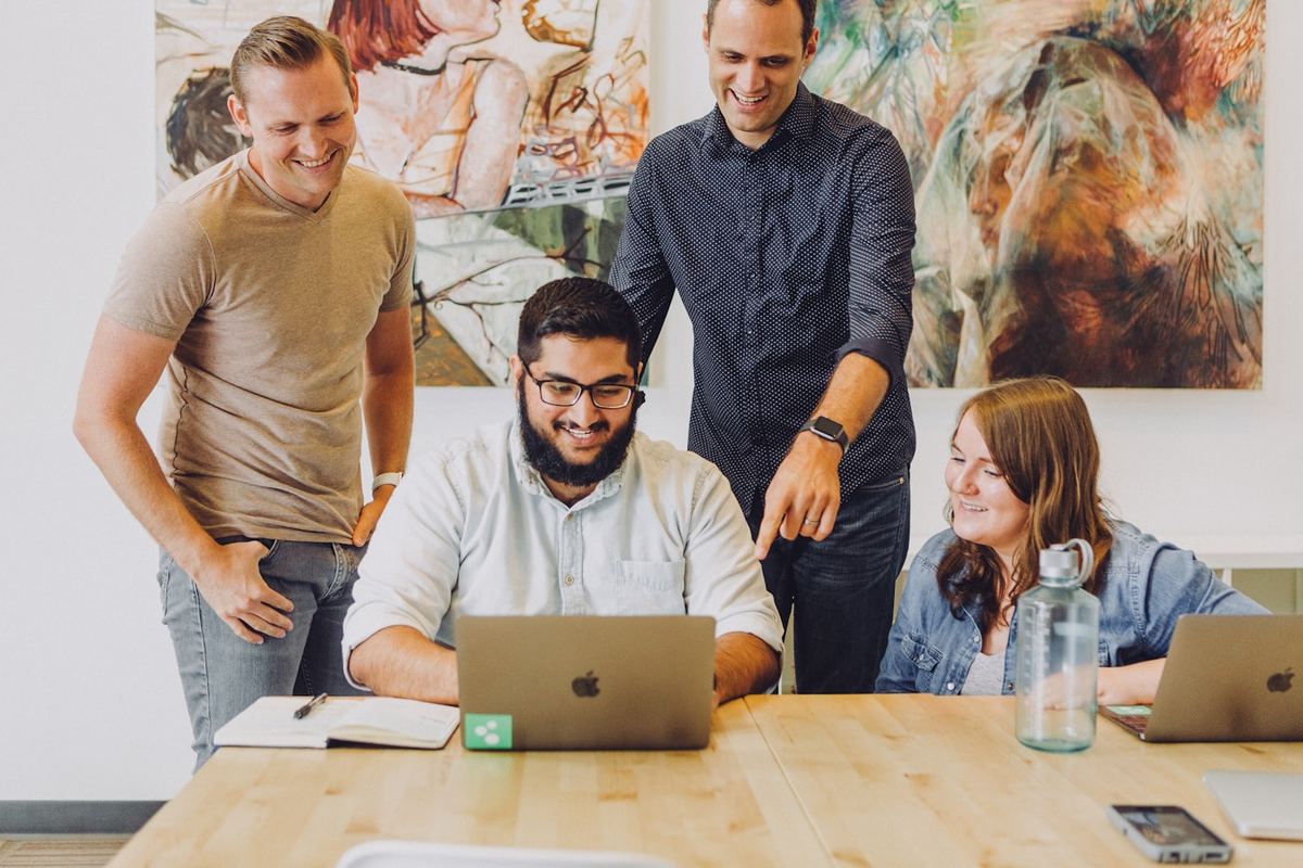Overleg aan tafel over een nieuwe website