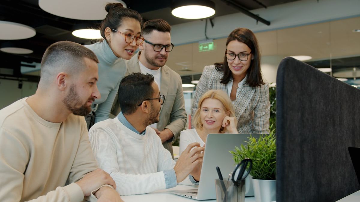 Overleg aan tafel over een nieuwe website